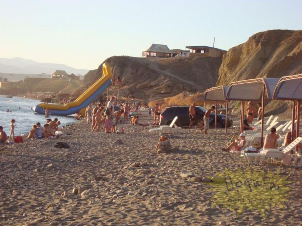 Când şmecheria-i soră cu prostia. Voia să îşi spele X5-ul în mare, dar s-a făcut de râs pe plajă 159342