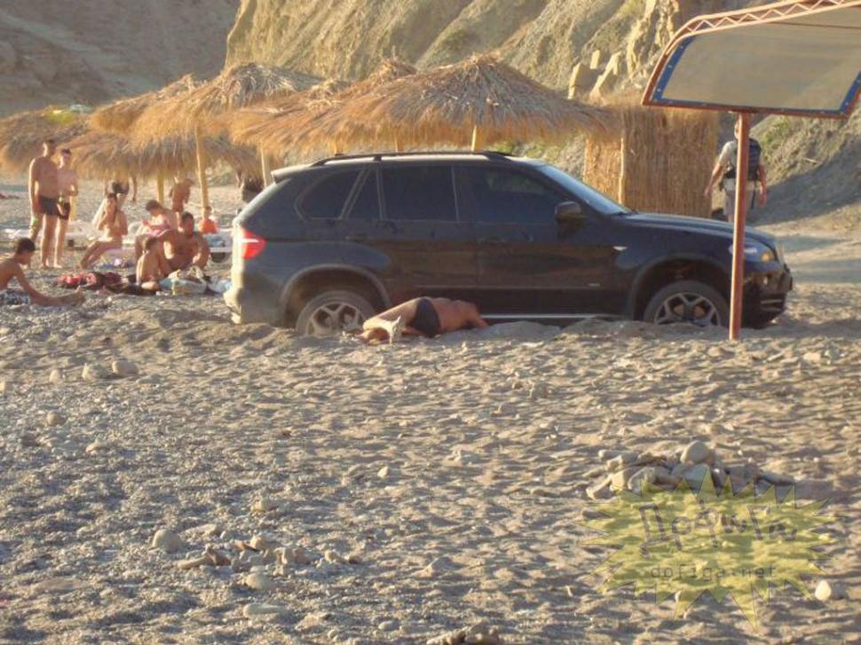 Când şmecheria-i soră cu prostia. Voia să îşi spele X5-ul în mare, dar s-a făcut de râs pe plajă 159343