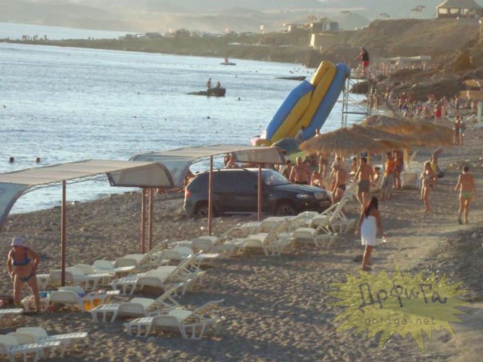 Când şmecheria-i soră cu prostia. Voia să îşi spele X5-ul în mare, dar s-a făcut de râs pe plajă 159344