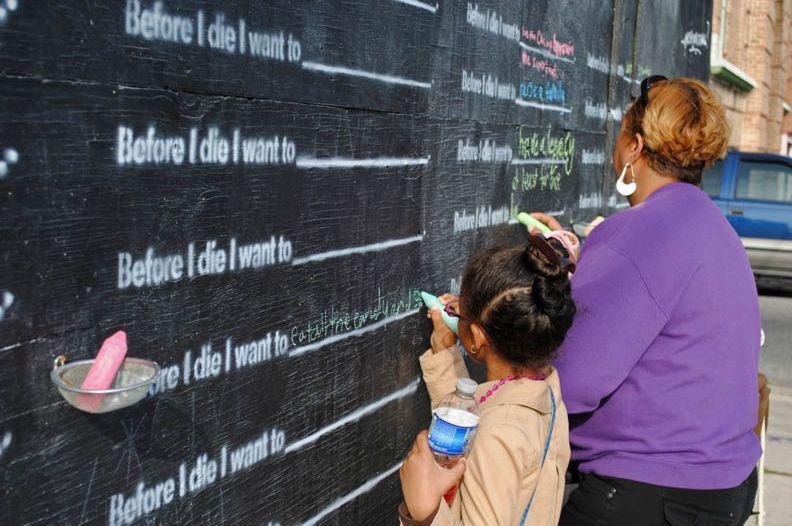 &quot;Înainte să mor, vreau să...&quot; Povestea peretelui care a adunat speranţele oamenilor 159396