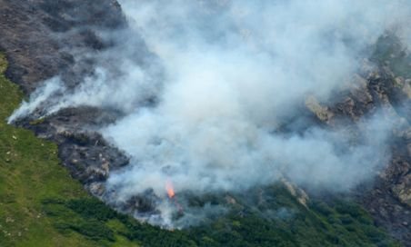 Incendiul izbucnit pe 15 iulie în Bucegi nu a fost încă stins
