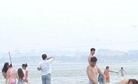 Plaja era plină de copii, dar asta nu i-a împiedicat să încingă o partidă. Reacţia surprinzătoare a martorilor 159253