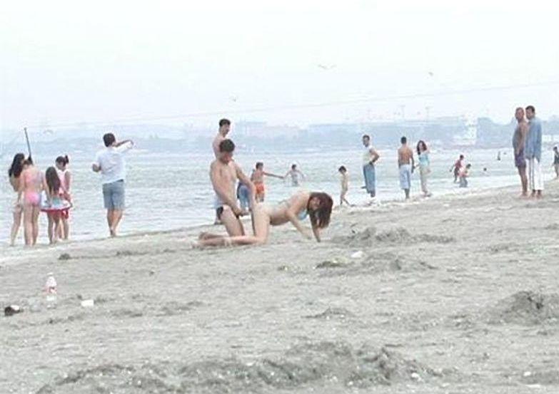 Plaja era plină de copii, dar asta nu i-a împiedicat să încingă o partidă. Reacţia surprinzătoare a martorilor 159254