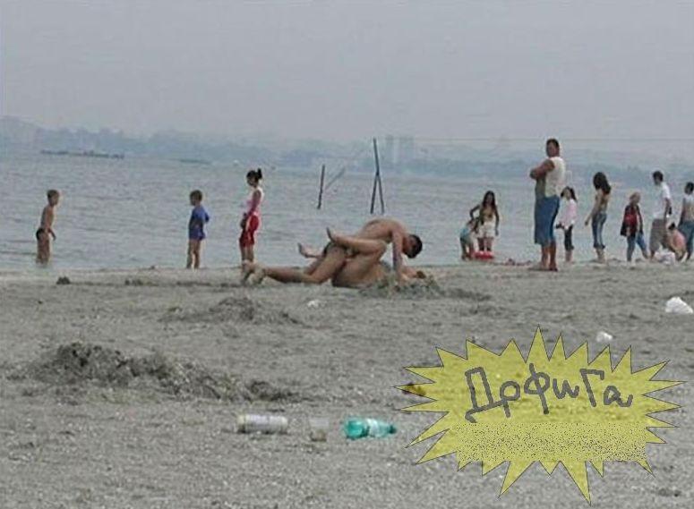 Plaja era plină de copii, dar asta nu i-a împiedicat să încingă o partidă. Reacţia surprinzătoare a martorilor 159255