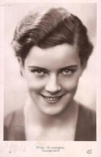 Rafinament, decenţă şi naturaleţe. O privire printre frumuseţile anilor `30. Cum arăta Miss România 159348