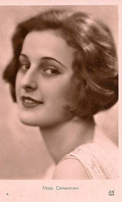 Rafinament, decenţă şi naturaleţe. O privire printre frumuseţile anilor `30. Cum arăta Miss România 159355