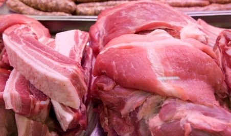 Carnea de porc se va scumpi. De la 1 august, va creşte şi preţul pâinii
