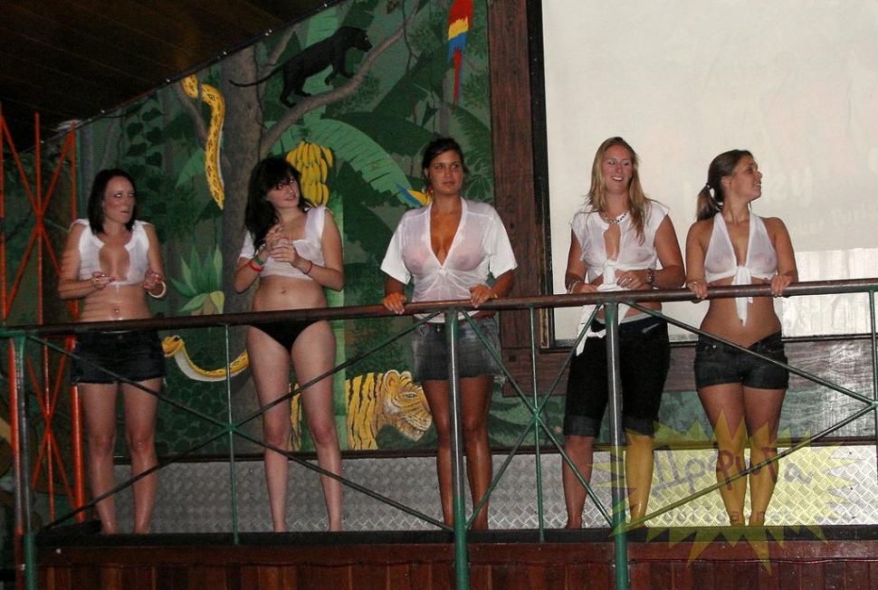 Elevele n-au ştiut că sunt fotografiate şi s-au dezlănţuit la petrecere. Când au ajuns acasă, părinţii le-au pus pe coji de nucă 159524