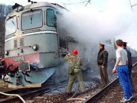 Locomotiva unui tren Regio de pe ruta Râmnicu Vâlcea - Piatra Olt a luat foc