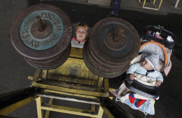 Terenul de sport de sub viaduct, locul în care tinerii se ascund de mirajul drogurilor 159678