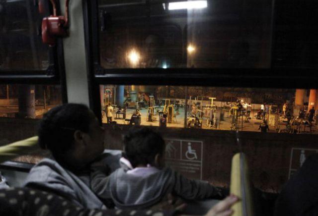 Terenul de sport de sub viaduct, locul în care tinerii se ascund de mirajul drogurilor 159679