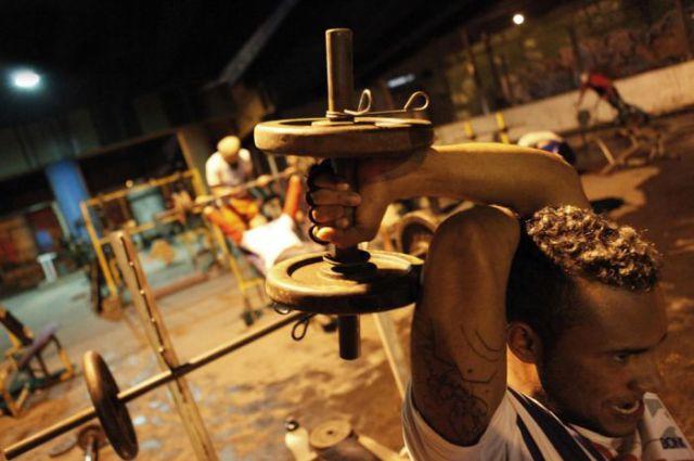 Terenul de sport de sub viaduct, locul în care tinerii se ascund de mirajul drogurilor 159681