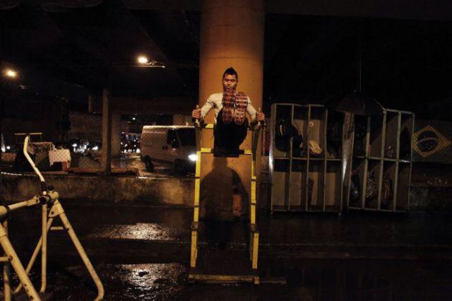 Terenul de sport de sub viaduct, locul în care tinerii se ascund de mirajul drogurilor 159682