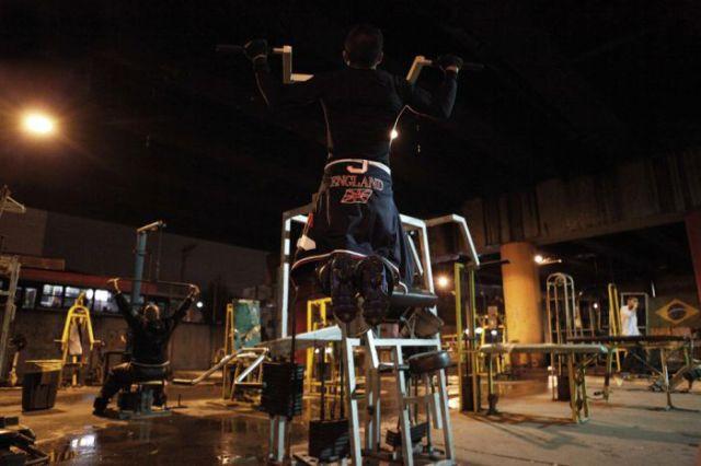 Terenul de sport de sub viaduct, locul în care tinerii se ascund de mirajul drogurilor 159683