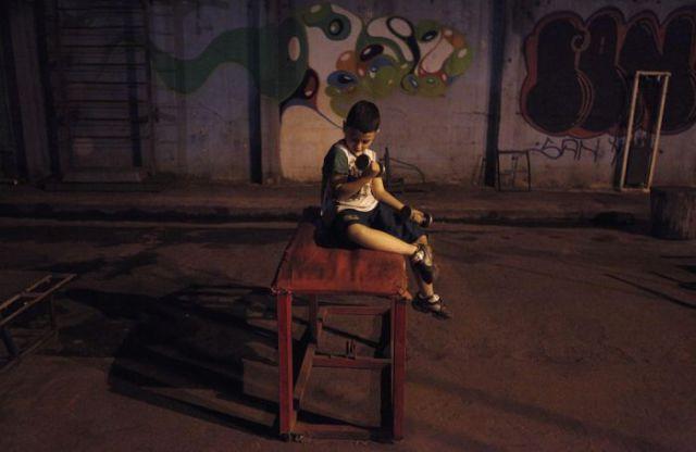 Terenul de sport de sub viaduct, locul în care tinerii se ascund de mirajul drogurilor 159685