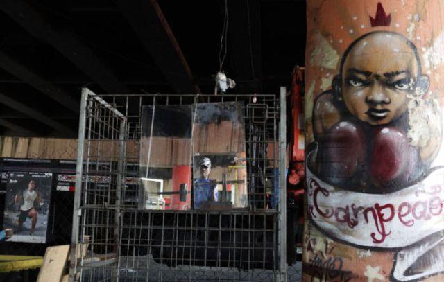 Terenul de sport de sub viaduct, locul în care tinerii se ascund de mirajul drogurilor 159686