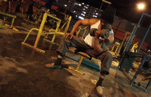 Terenul de sport de sub viaduct, locul în care tinerii se ascund de mirajul drogurilor 159687