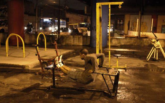 Terenul de sport de sub viaduct, locul în care tinerii se ascund de mirajul drogurilor 159688