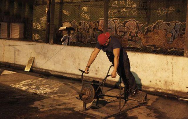 Terenul de sport de sub viaduct, locul în care tinerii se ascund de mirajul drogurilor 159691