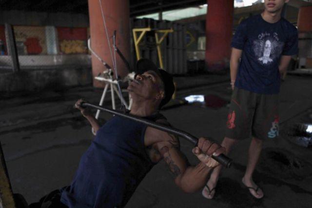 Terenul de sport de sub viaduct, locul în care tinerii se ascund de mirajul drogurilor 159692