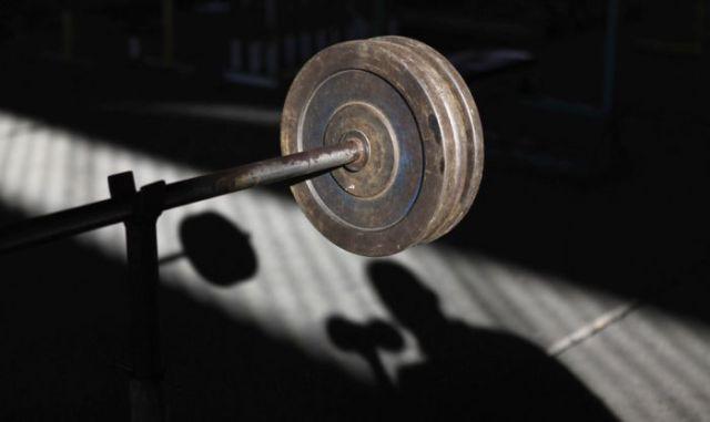 Terenul de sport de sub viaduct, locul în care tinerii se ascund de mirajul drogurilor 159693