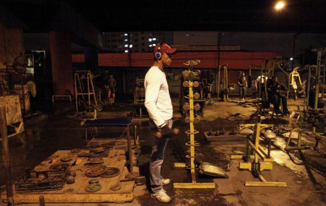 Terenul de sport de sub viaduct, locul în care tinerii se ascund de mirajul drogurilor 159694