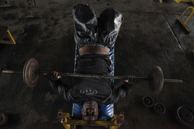 Terenul de sport de sub viaduct, locul în care tinerii se ascund de mirajul drogurilor 159695