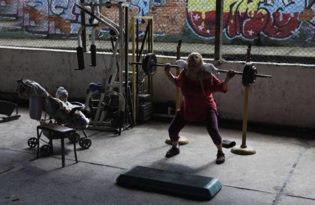 Terenul de sport de sub viaduct, locul în care tinerii se ascund de mirajul drogurilor 159696