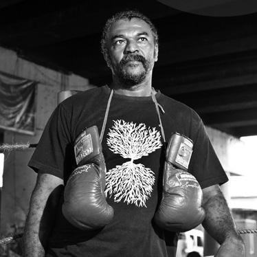 Terenul de sport de sub viaduct, locul în care tinerii se ascund de mirajul drogurilor 159697