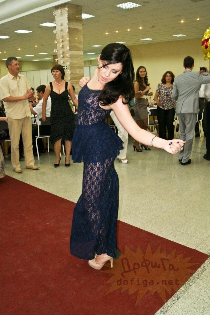 Dacă ar fi fost în România, ar fi fost exmatriculată. Cum s-a îmbrăcat o elevă la petrecerea de sfârşit de an 159898