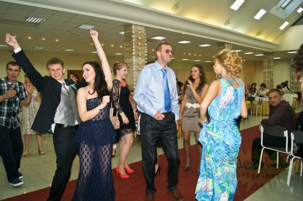 Dacă ar fi fost în România, ar fi fost exmatriculată. Cum s-a îmbrăcat o elevă la petrecerea de sfârşit de an 159899