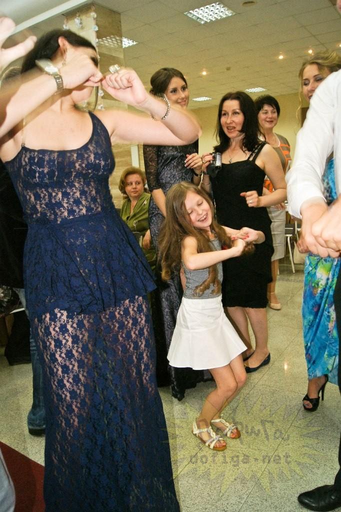 Dacă ar fi fost în România, ar fi fost exmatriculată. Cum s-a îmbrăcat o elevă la petrecerea de sfârşit de an 159901