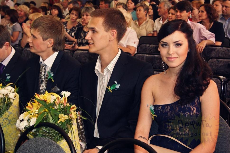 Dacă ar fi fost în România, ar fi fost exmatriculată. Cum s-a îmbrăcat o elevă la petrecerea de sfârşit de an 159904