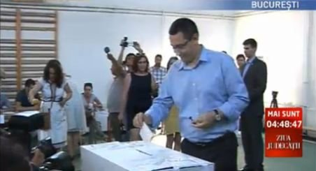 Ponta: Referendumul se desfăşoară corect, ţipetele privind frauda sunt şmecherii de campanie