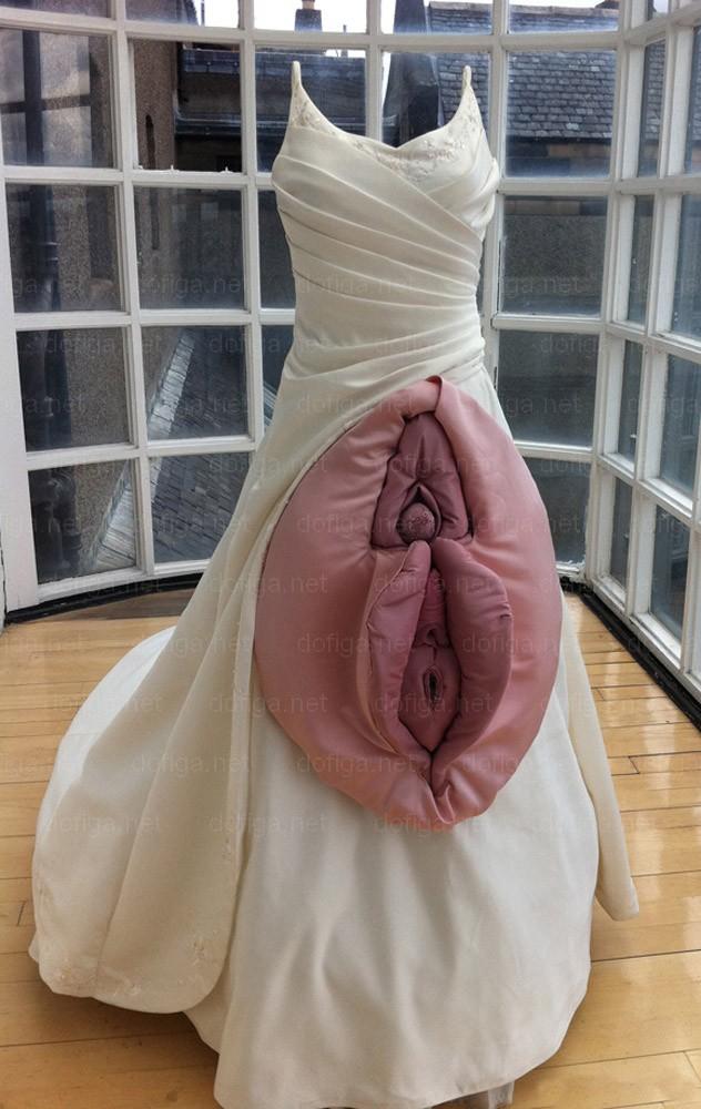 Preoţii le-ar stropi cu agheasmă dacă ar intra aşa în biserică. Miresele care sunt o ruşine pentru lumea modei 159972