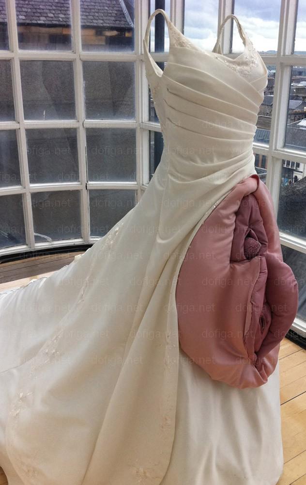 Preoţii le-ar stropi cu agheasmă dacă ar intra aşa în biserică. Miresele care sunt o ruşine pentru lumea modei 159973