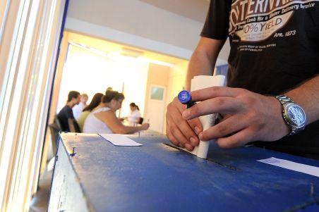 Membrii unor secţii de votare din Bacău şi Vâlcea, prinşi cu buletine de vot gata ştampilate