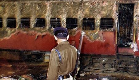 Un tren a fost cuprins de flăcări. Cel puţin 32 de persoane au murit