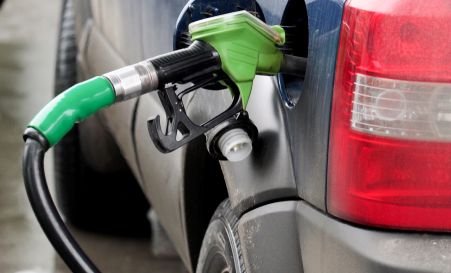 Benzina s-a scumpit din nou. Rompetrol a majorat preţul carburanţilor cu 9 bani/litru