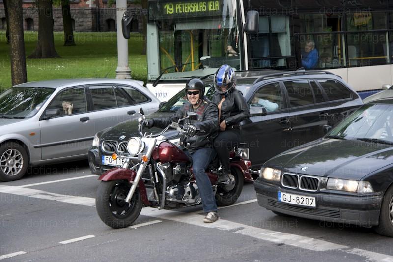 Nimeni nu se aştepta la asta. Gestul motocicliştilor care a înfierbântat şoferii din trafic 160608