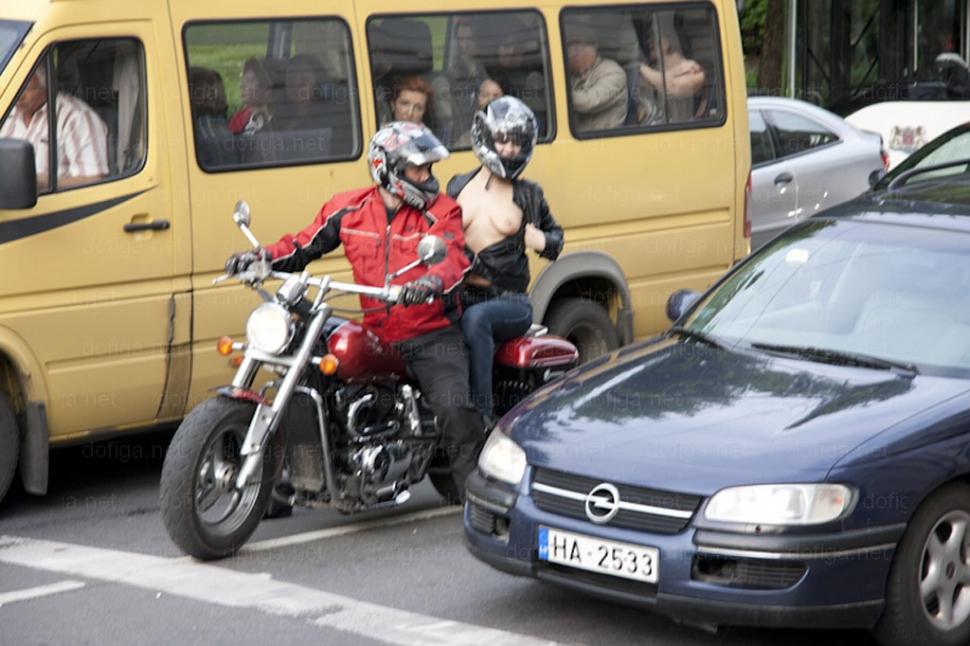 Nimeni nu se aştepta la asta. Gestul motocicliştilor care a înfierbântat şoferii din trafic 160610
