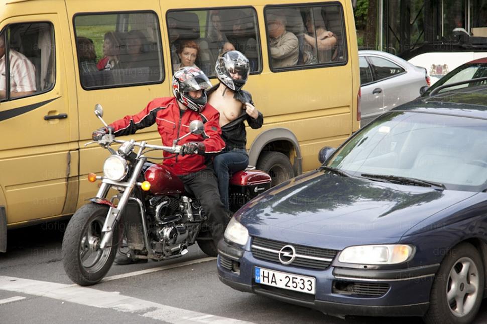 Nimeni nu se aştepta la asta. Gestul motocicliştilor care a înfierbântat şoferii din trafic 160611