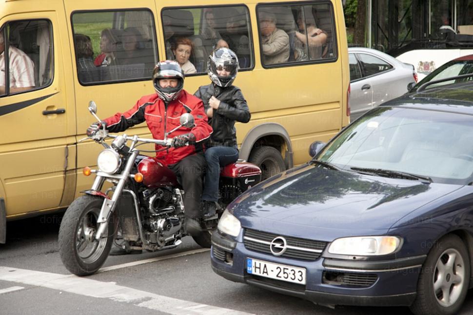 Nimeni nu se aştepta la asta. Gestul motocicliştilor care a înfierbântat şoferii din trafic 160612