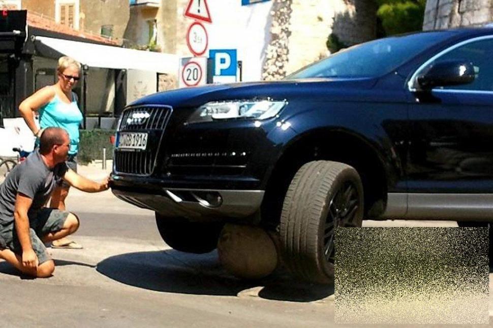 Are el Q7?! Are! Ce-a păţit cocalarul când a vrut să parcheze. Se va zgâria pe ochi când va vedea factura de la service 160836