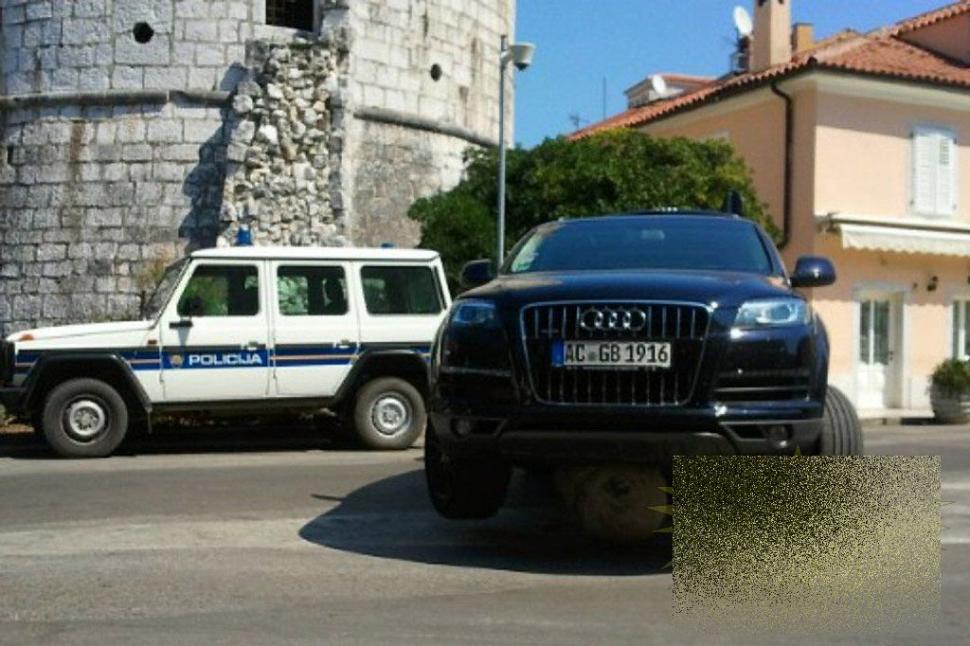 Are el Q7?! Are! Ce-a păţit cocalarul când a vrut să parcheze. Se va zgâria pe ochi când va vedea factura de la service 160837