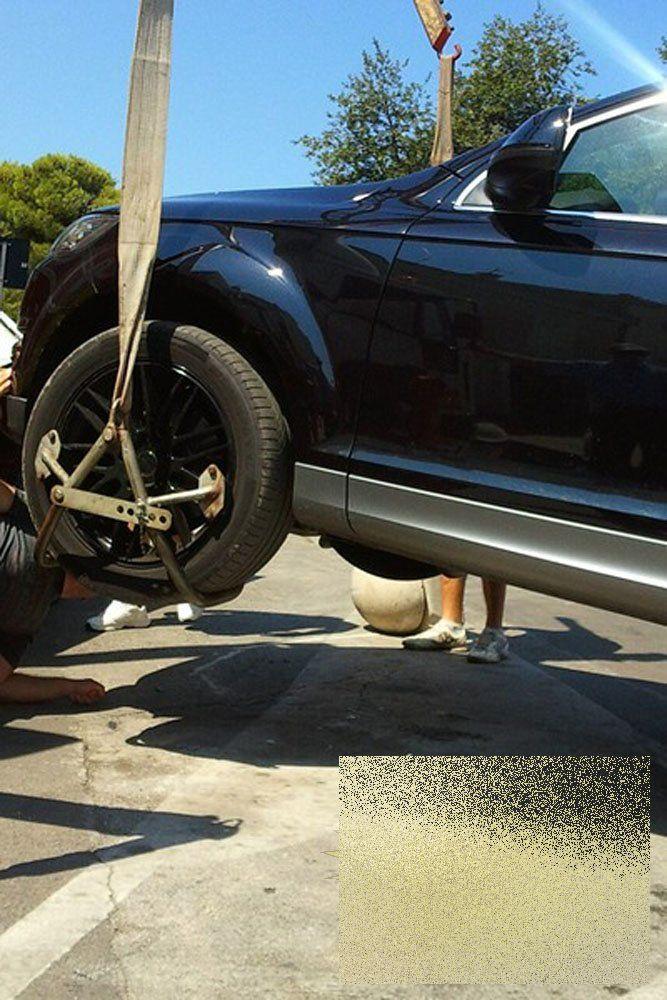 Are el Q7?! Are! Ce-a păţit cocalarul când a vrut să parcheze. Se va zgâria pe ochi când va vedea factura de la service 160840