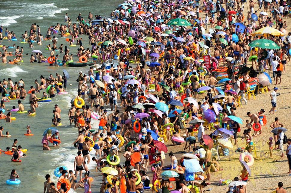 Ce-au păţit când au ajuns pe plajă. Nu le-a venit să creadă ce văd în faţa ochilor 160907