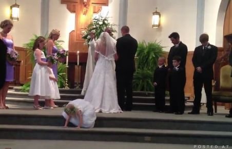 Ea a fost vedeta acestei nunţi. Mirii habar nu aveau ce face domnişoara de onoare în spatele lor