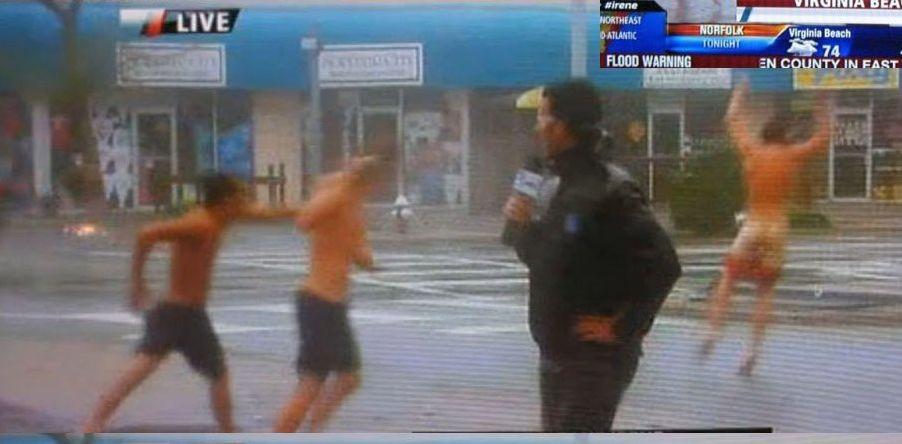 Transmisiunea în direct de care a râs toată planeta. Ce-i fac tinerii din fundal reporterului care era LIVE la TV 160820