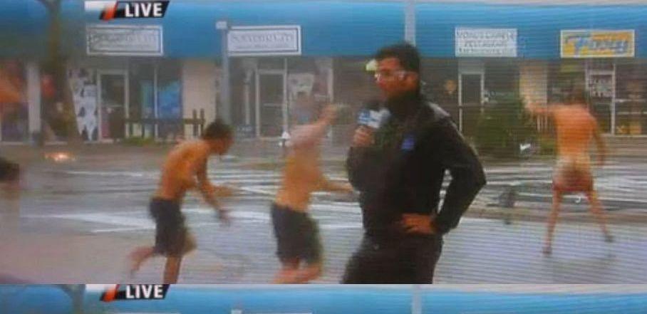 Transmisiunea în direct de care a râs toată planeta. Ce-i fac tinerii din fundal reporterului care era LIVE la TV 160821